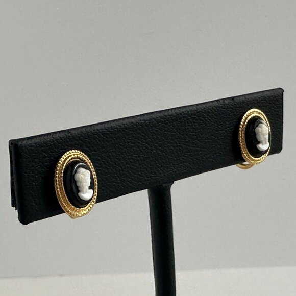 Vintage Black & White Cameo Clip-On Earrings Gold-Tone Oval 1/2" Resin - Picture 2 of 14